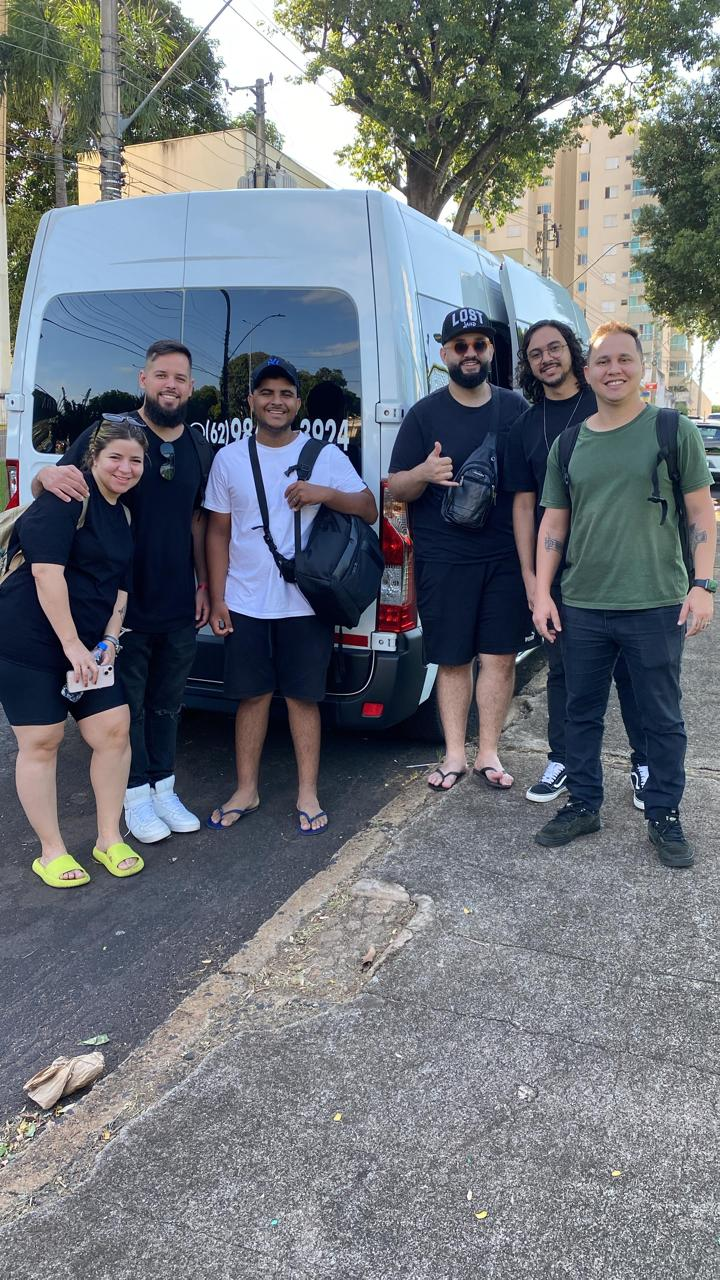 Cantora Carol Braga e banda atendidos pelo transporte executivo da Santos e Neres