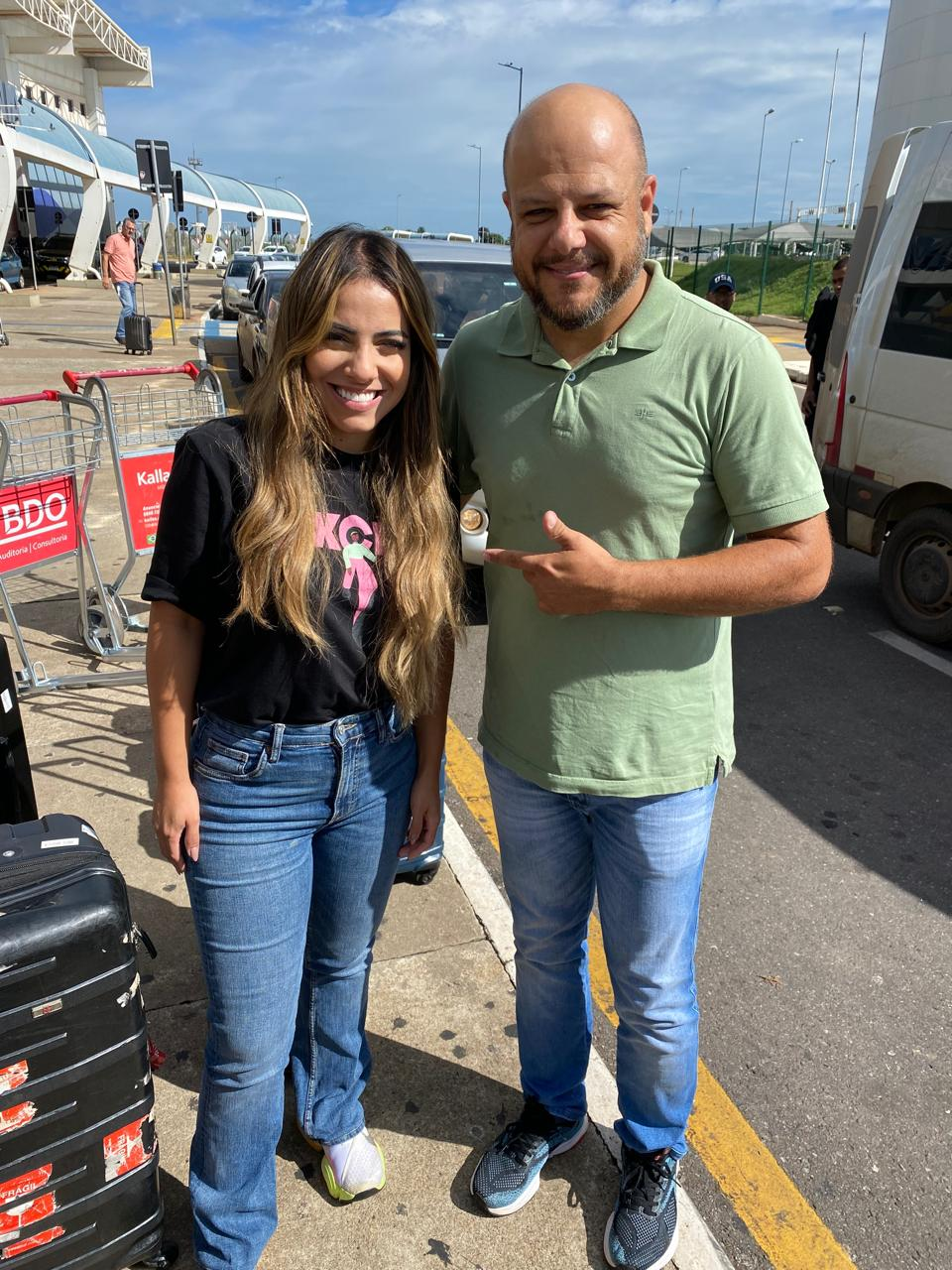 Cantora Gabriela Rocha atendida pelo transporte executivo da Santos e Neres