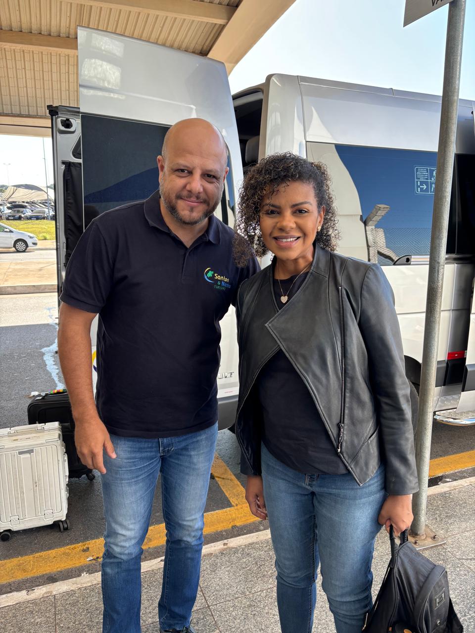 Cantora Nívea Soares atendida pelo transporte executivo da Santos e Neres