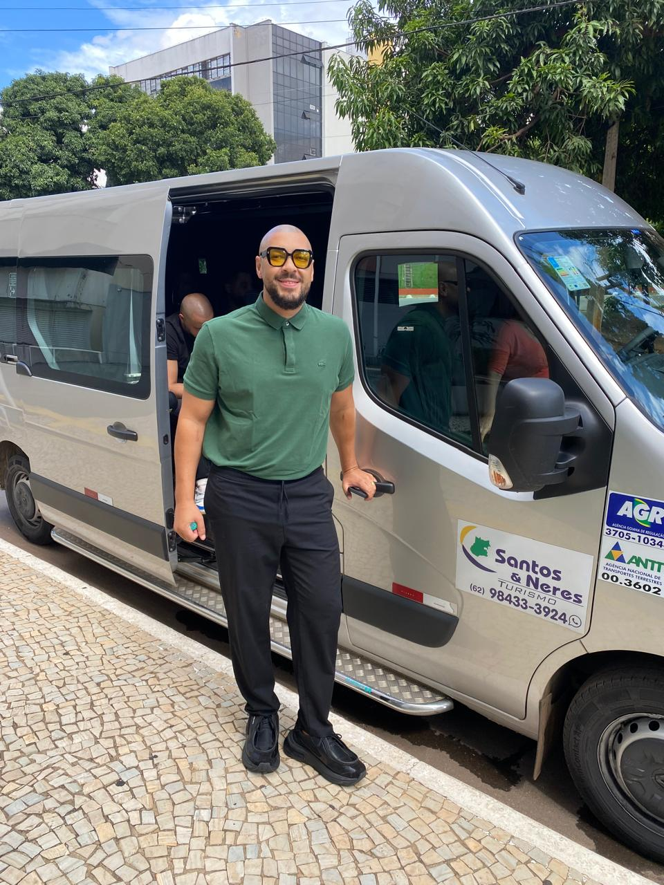 Cantor Ton Carf atendido pelo transporte executivo da Santos e Neres